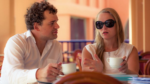 一对年轻夫妇在咖啡馆的露台上喝茶聊天17秒视频