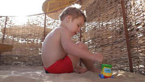 夏天小男孩在海滩上玩玩具卡车28秒视频