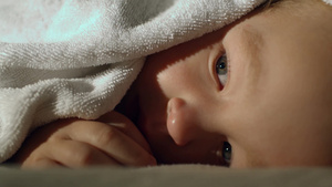 一个安静的小男孩被白色毛巾覆盖的特写镜头14秒视频