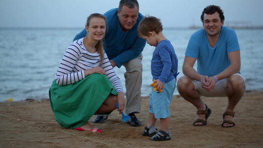 幸福的家庭晚上在海边视频