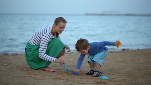 快乐的母子在海滩上玩耍24秒视频