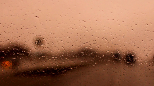 在雨中行驶的汽车视频