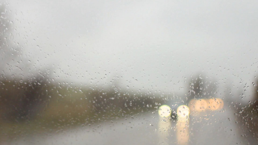 雨中公路上的汽车视频