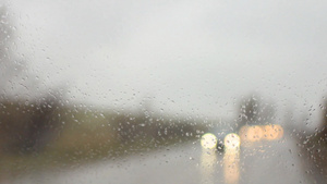 雨中公路上的汽车20秒视频
