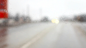 在雨中骑在公路上行驶29秒视频