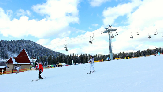 滑雪场滑雪的人群视频