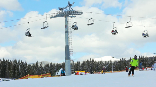 冬季户外观光车和滑雪的人视频