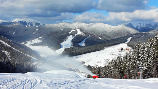高耸山顶上滑雪升降机延时视频