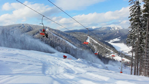 在冬天乌克兰喀尔巴阡山的滑雪场游客们坐着缆车观看山上的雪景20秒视频