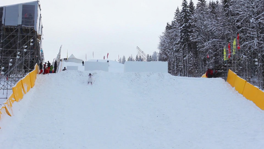 空中滑雪表演跳跃视频