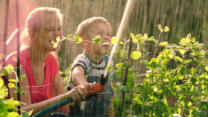 陪孩子在花园玩水的母亲15秒视频