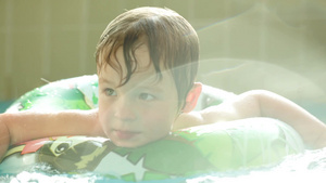 小男孩在游泳池里游泳10秒视频