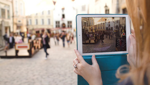 妇女使用平板电脑制作爱沙尼亚塔林古街视频的特写镜头27秒视频