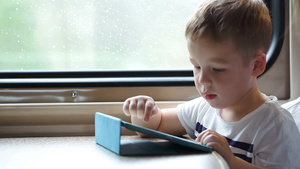 小男孩在火车上玩电脑15秒视频
