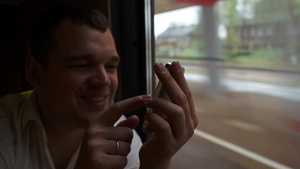 快乐的年轻人在火车上窗边发短信13秒视频