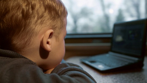 火车上的小男孩在笔记本电脑上看电影10秒视频