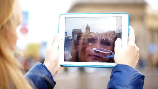 年轻的女人用平板拍照卡赞大教堂 视频