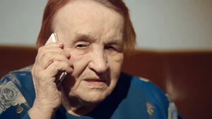 在家里用手机说话的老妇人的特写镜头15秒视频