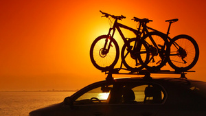 黄昏时海滩上自行车的剪影28秒视频