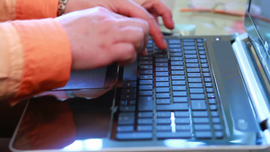 特写年轻女性使用笔记本电脑打字26秒视频