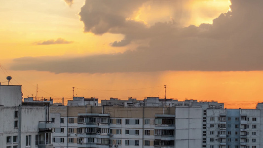 日落时在城市上空上移动和转换云层[变换位置]视频