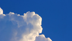 深蓝色天空的背景上移动的白云29秒视频