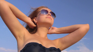戴太阳镜的女孩在海滩上享受暑假8秒视频