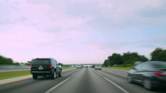 汽车快速穿梭驾驶在高速公路上[穿梭往返]视频