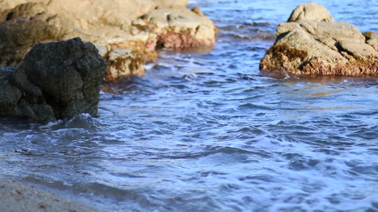 海边海水拍打岩石的景色[扑打]视频