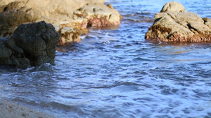 海边海水拍打岩石的景色29秒视频