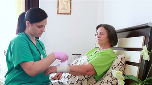 家庭保健护士包扎老年妇女的手腕29秒视频