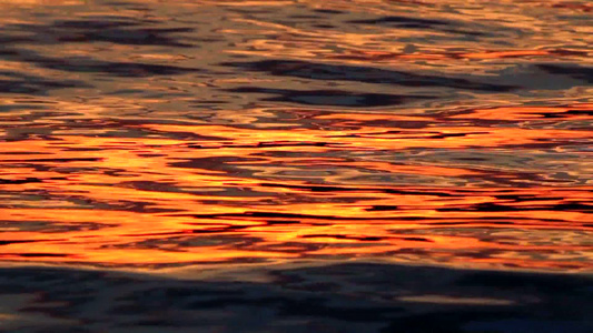 美丽的日落映照在平静的海面上视频