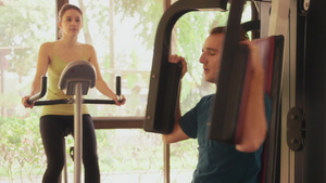 健身房锻炼的年轻人13秒视频
