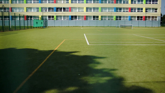 学校教学楼前的操场视频