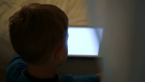 小男孩在床上玩平板电脑15秒视频