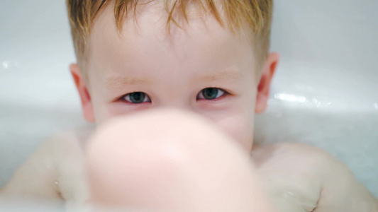 快乐的小男孩浴缸里的特写镜头视频