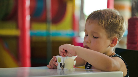 小男孩享受美味的巧克力冰淇淋视频