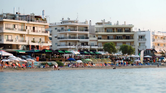 夏日在海边度假的游客和海边酒店建筑风景视频