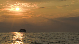 日落时在宁静的公海上航行的小船和闪闪发光的海面21秒视频