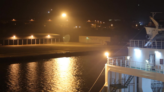 夜灯照亮海港和货船视频
