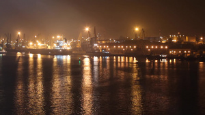 夜间灯光照亮的海港起重机和叉车还在忙碌的工作着13秒视频
