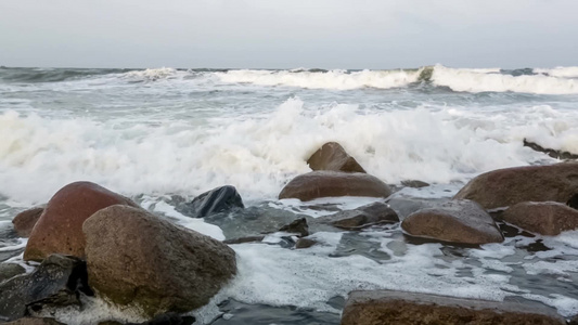 海浪拍打在岸边的石头视频