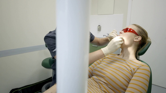 牙科医生为一位女士检查牙齿视频