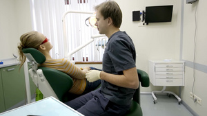 牙医开始检查病人然后拿工具26秒视频