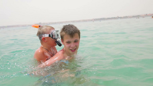 两个男孩在海里玩水6秒视频