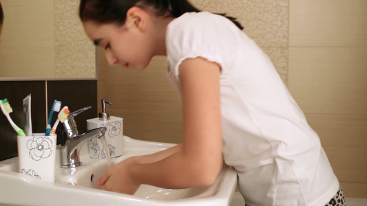年轻女孩在浴室洗脸视频