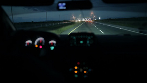 汽车在晚上到达高速收费点59秒视频