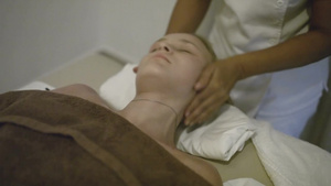 年轻女子在治疗沙龙进行头颈按摩29秒视频