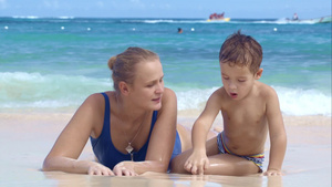 妈妈陪小男孩在沙滩上画画29秒视频
