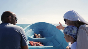 一对年轻夫妇带着儿子在海上坐船旅行8秒视频
